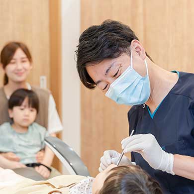 先生が矯正治療をしている様子